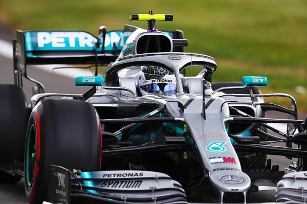 Bottas těsně porazil Hamiltona, Leclerc Vettela