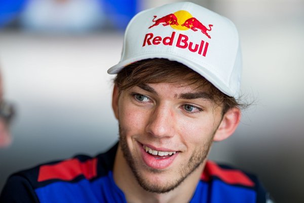 Také Gasly má novou přilbu