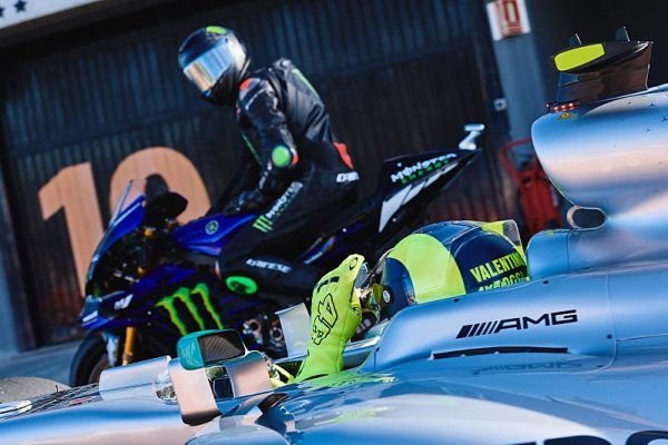 Rossi a Hamilton si vyměnili stroje Rossi a Hamilton si vyměnili stroje