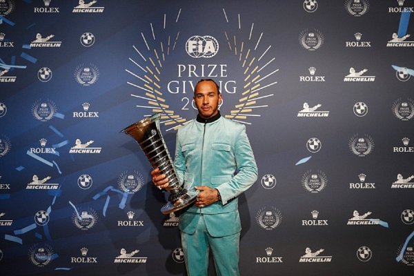 Hamilton byl opět korunován šampionem Hamilton byl opět korunován šampionem