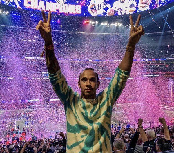 Hamilton chce otevřít cestu pro mladé jezdce Hamilton chce otevřít cestu pro mladé jezdce