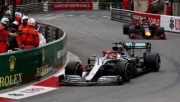 Hamilton popřel všechny teorie o životnosti pneumatik