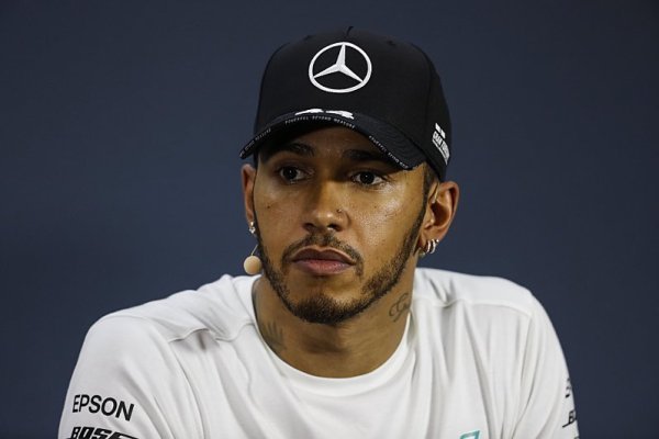 Hamilton se omluvil Albonovi