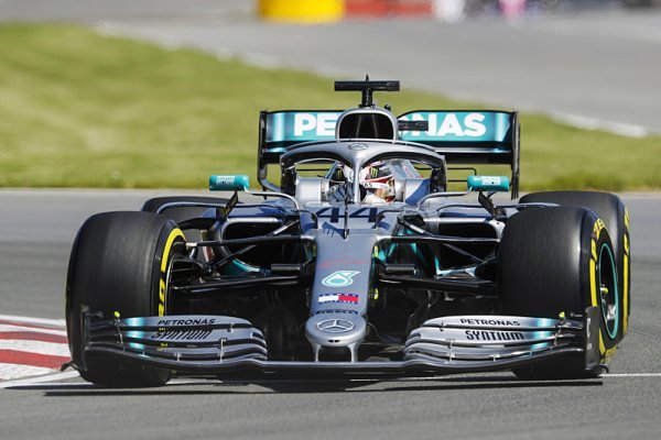 Hamilton protrpěl trénink na boxové zdi