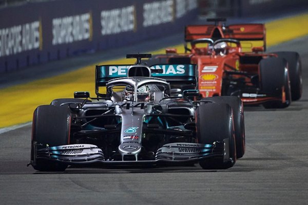 Hamilton vyrovnal Schumachera v počtu závodů v čele