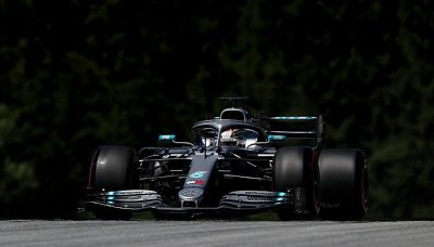 Ferrari a Mercedes zvolily odlišné strategie