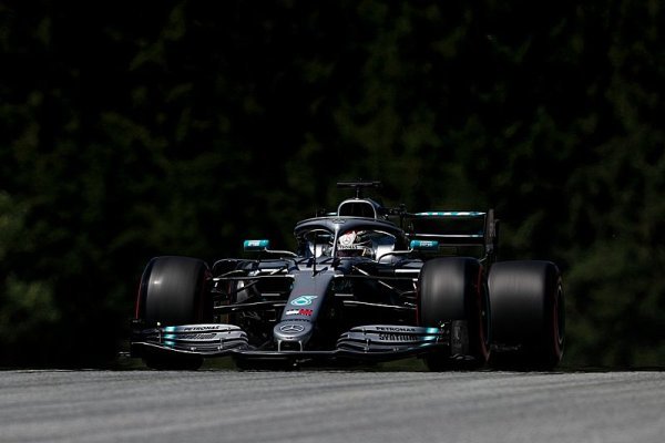 Ferrari a Mercedes zvolily odlišné strategie