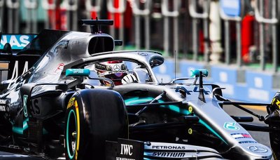 Mercedes jen o nos před Ferrari