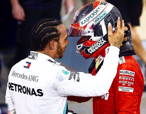 Hamiltonovi zájem Ferrari lichotí