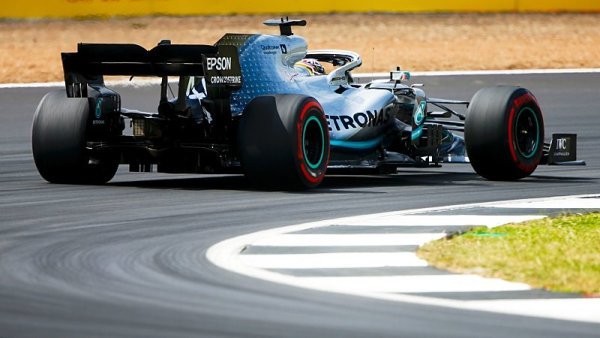 Mercedes si půjčil kouzelnou hůlku Harryho Pottera