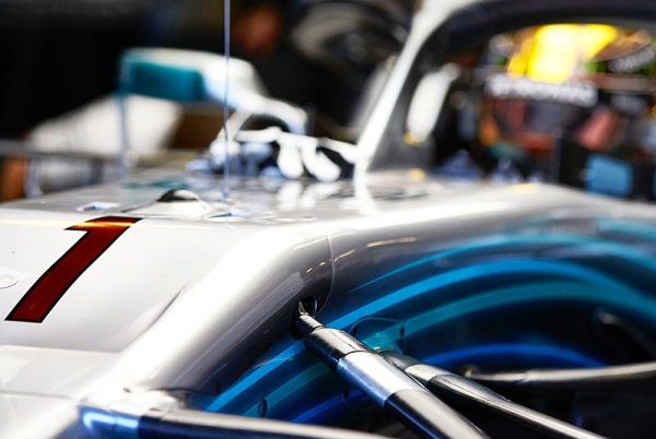 Bottas jasně nejrychlejší, Ricciardo hořel