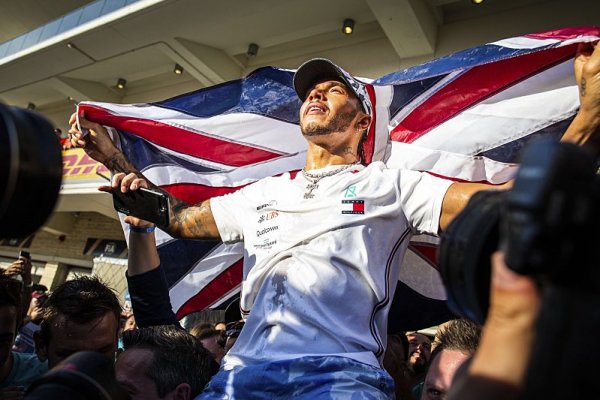 Silverstone po Hamiltonovi pojmenovalo rovinku