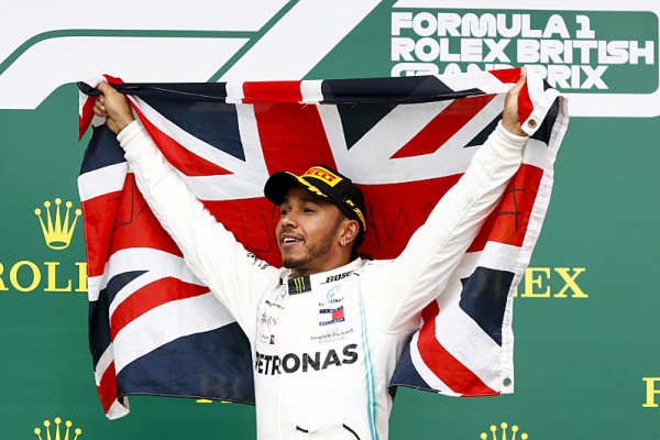 Tvrdé a ojeté gumy stačily Hamiltonovi na rekord