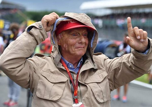 Lauda je znovu ve vídeňské nemocnici Lauda je znovu ve vídeňské nemocnici