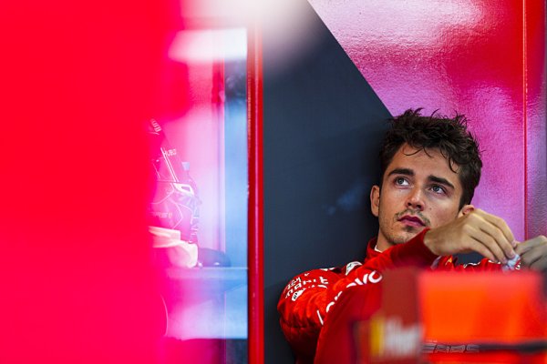 Leclerc slaví, ale obává se zítřejšího startu