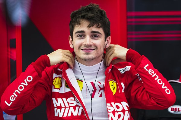 Leclerc je 50. jezdcem Ferrari v čele závodu