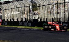 Vettel vyhnal Leclerka na trávu