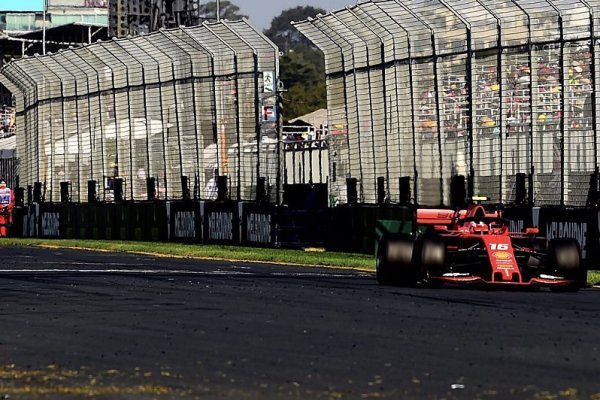 Vettel vyhnal Leclerka na trávu