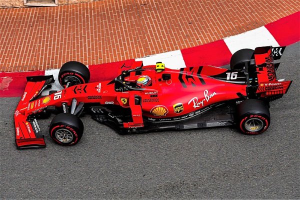 Vettel ferrari rozbil, Leclerc byl nejrychlejší