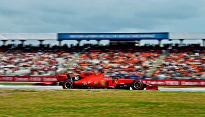 Ferrari ujíždí Mercedesu stále více