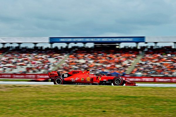 Ferrari ujíždí Mercedesu stále více