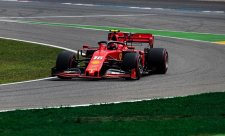 Ferrari vyřadily dvě různé závady
