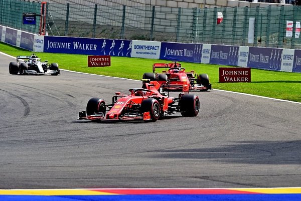 Leclerc se ubránil Hamiltonovi a poprvé vyhrál