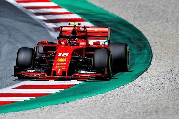 Leclerc porazil Hamiltona, Vettela zradilo ferrari