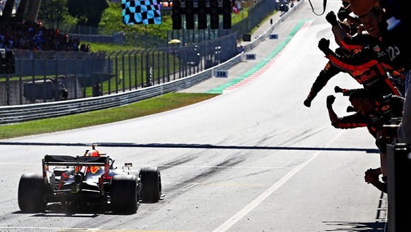 V čem byl Verstappenův manévr jiný než Rosbergův? V čem byl Verstappenův manévr jiný než Rosbergův?