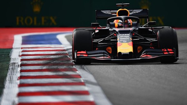 Papírový outsider Verstappen zaskočil giganty