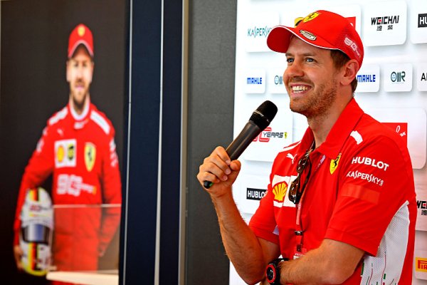 Vettel jel ve velké ceně posté na vedoucí pozici