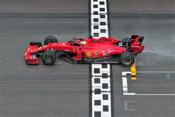 Vettel dojel podruhé z poslední pozice na pódium