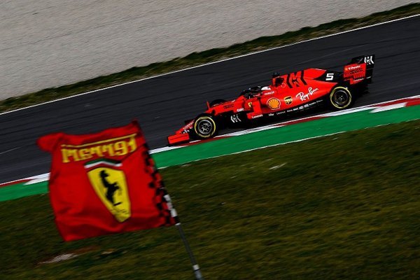 Vettelovu nehodu zapříčinil cizí předmět