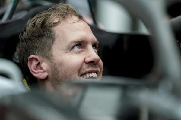 Vettel se z rodinných důvodů opozdil