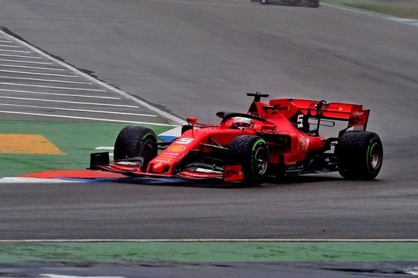 Vettel využil opatrnosti soupeřů