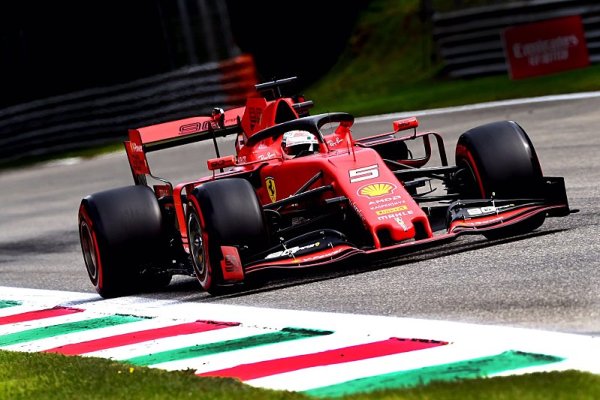 Opožděný začátek využilo Ferrari, nejrychlejší Vettel Opožděný začátek využilo Ferrari, nejrychlejší Vettel