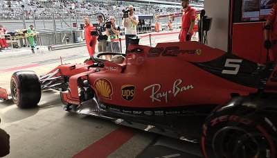 Nerovný souboj na úvod vyhrálo Ferrari