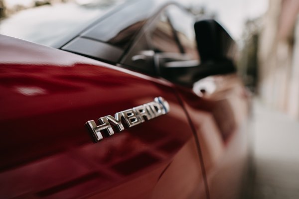 Hybridy převálcovaly elektromobily