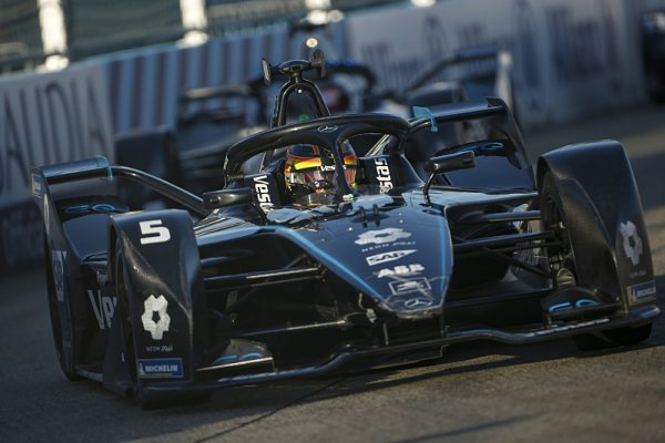 Mercedes přestěhuje stáj formule E do Brackley Mercedes přestěhuje stáj formule E do Brackley