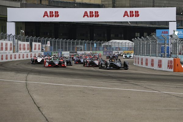 Mercedes už vítězí i ve formuli E