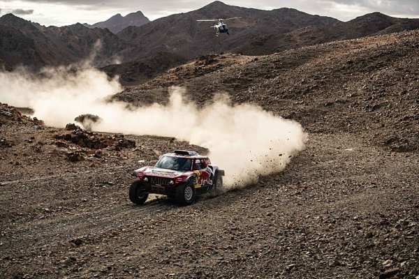 Sainz se vzdaluje pronásledovatelům Sainz se vzdaluje pronásledovatelům