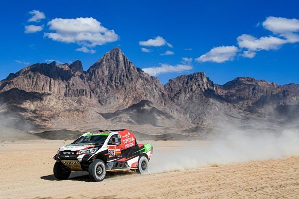 Sainz odrazil Al-Attiyaha a vede Sainz odrazil Al-Attiyaha a vede