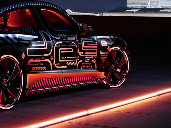 Na Audi e-tron GT se střídají roboti s lidskýma rukama