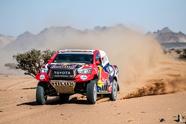 Al-Attiyah dýchá Sainzovi na záda Al-Attiyah dýchá Sainzovi na záda