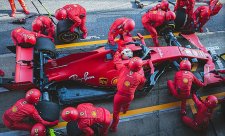Ferrari je třeba zadupat do země