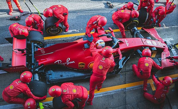 Ferrari je třeba zadupat do země