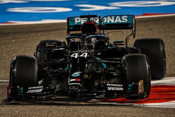 Hamilton nejrychlejší i pod umělým osvětlením Hamilton nejrychlejší i pod umělým osvětlením