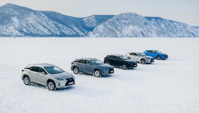 Lexusy se proháněly po zamrzlém Bajkalu