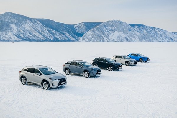 Lexusy se proháněly po zamrzlém Bajkalu