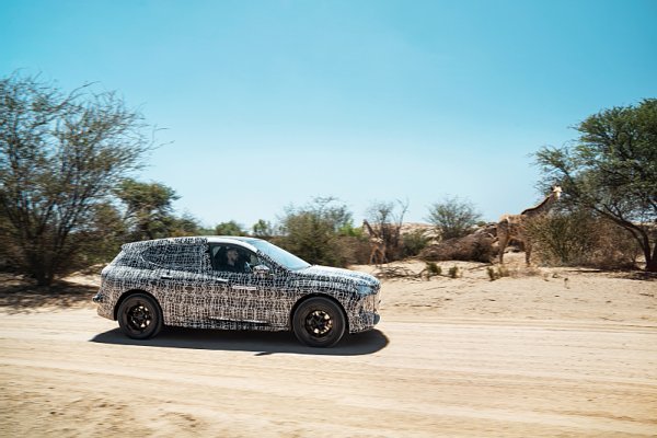 BMW iNEXT v pouštním pekle